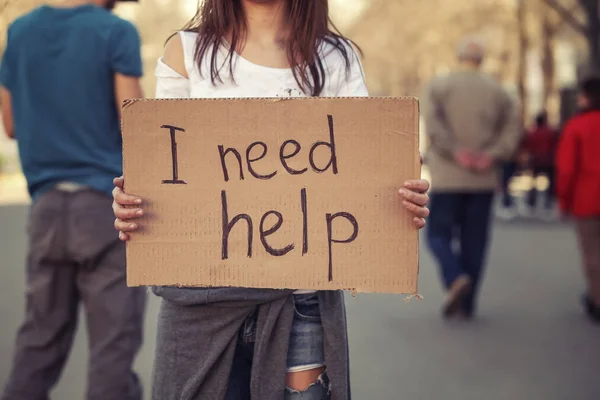 Pobre mulher a pedir ajuda — Fotografia de Stock