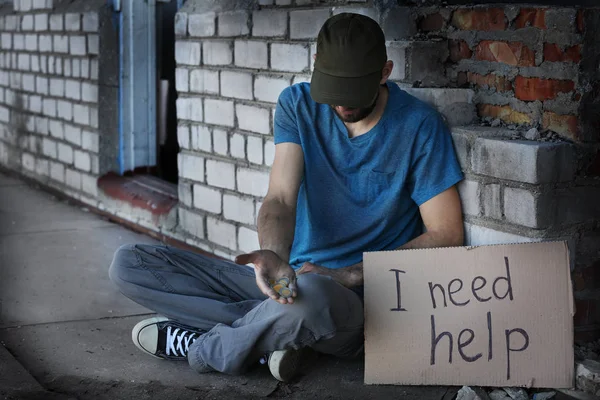 Человек, умоляющий о помощи на улице — стоковое фото
