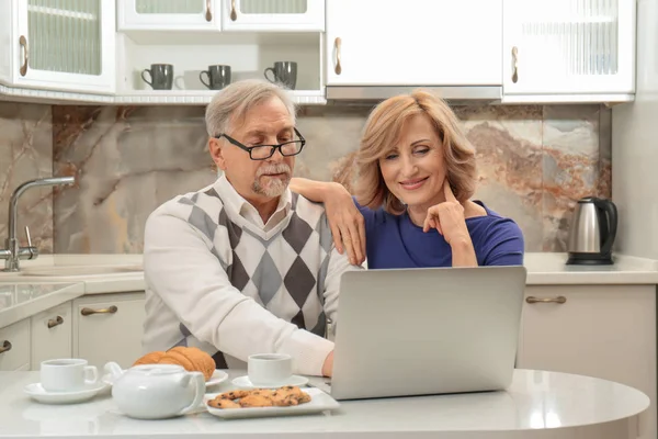 Nettes älteres Ehepaar — Stockfoto