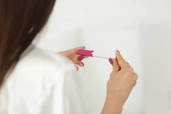 Тест на беременность в руках — стоковое фото