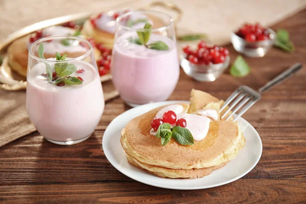 Delicious pancakes with berries — Stock Photo, Image