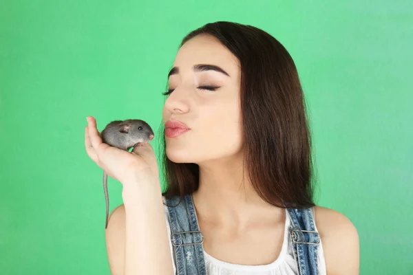 Молодая женщина с крысой — стоковое фото
