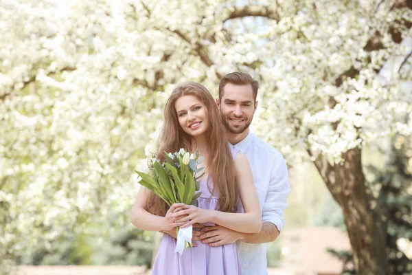 Jeune couple marchant dans le parc — Photo