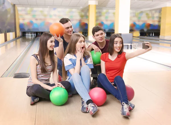 Vrienden nemen selfie in bowlingclub — Stockfoto