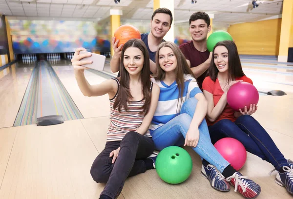 Teman mengambil selfie di klub bowling — Stok Foto