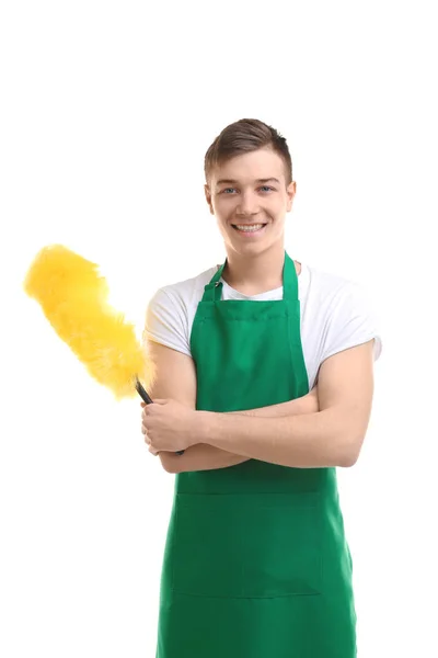 Καθαρισμός έννοια. Νεαρός άνδρας στην πράσινη ποδιά με ξεσκονόπανο σε λευκό φόντο — Φωτογραφία Αρχείου