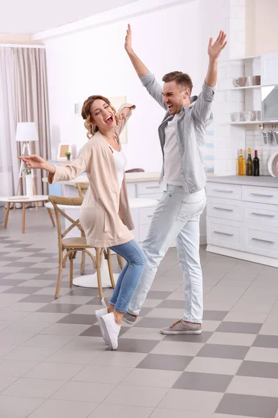 Nettes junges Paar tanzt zu Hause — Stockfoto