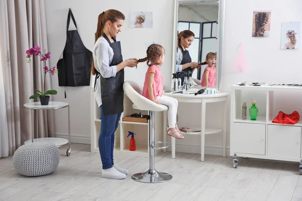 Carino bambina nel salone di parrucchiere — Foto Stock