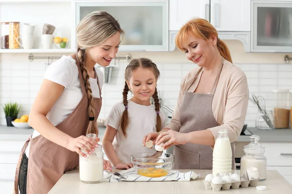 Mulher com mãe e filha cozinhar — Fotografia de Stock