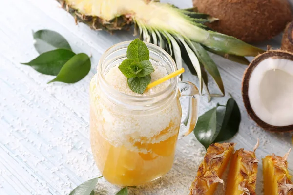 Vasetto massone con cocktail all'ananas — Foto Stock