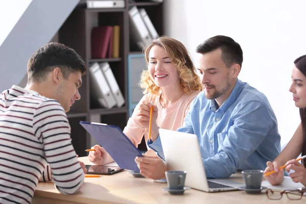 Human resources commission interviewing young man — Stock Photo, Image