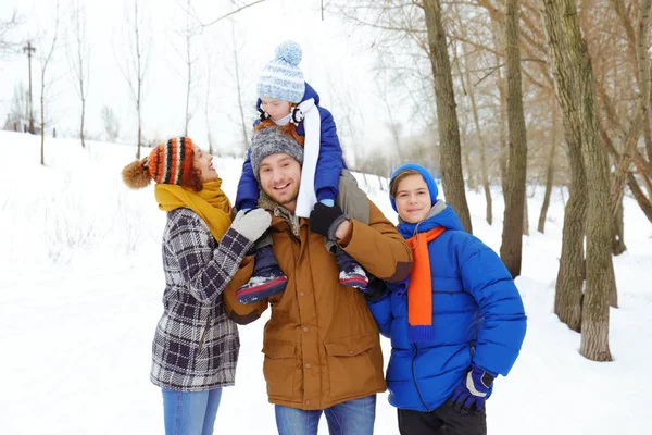 Šťastná rodina v zimním parku — Stock fotografie