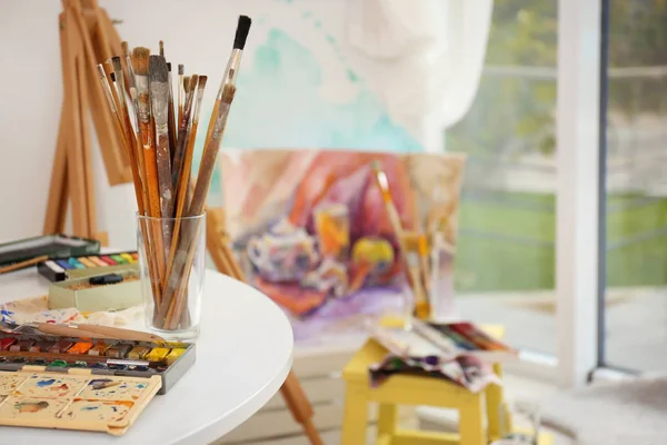 Set van materialen voor schilderen op onscherpe achtergrond, close-up — Stockfoto