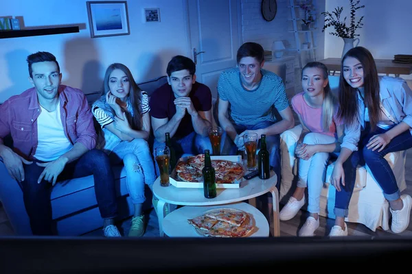 Friends with pizza and beer watching TV in evening at home — Stock Photo, Image