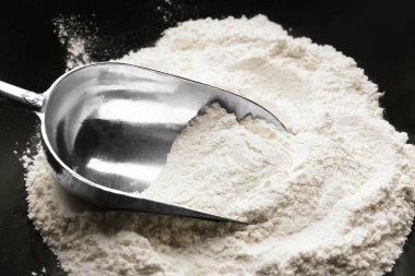 Buğday unu kaseden alarak 