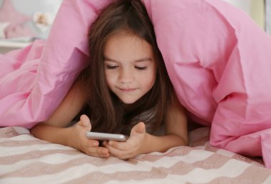 Battaniyenin altında yatan kız