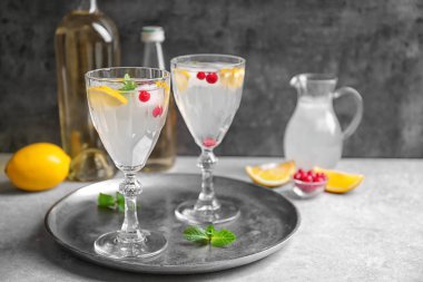 kokteyller kızılcık ve limon ile