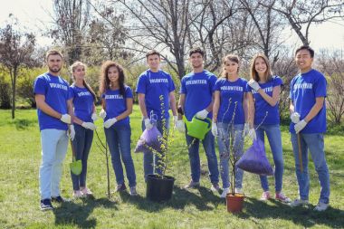 Grup gönüllü Park güneşli