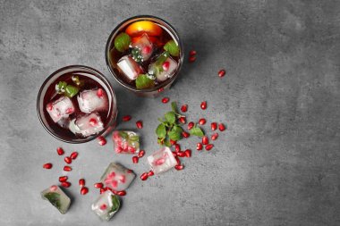 İki bardak soğuk meyve kokteyli