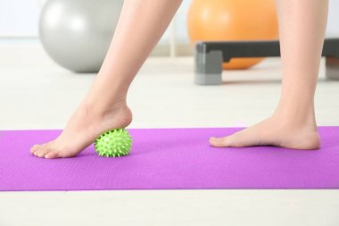 Ayak egzersizleri yapıyor kadın 