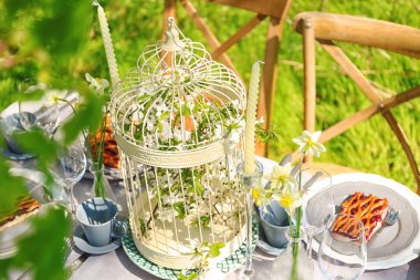 Sofra ve kafes çiçekli