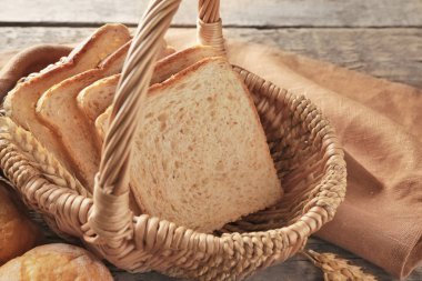  taze dilimlenmiş ekmek ve buns