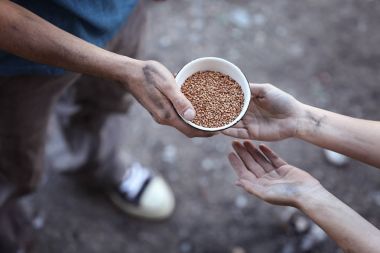 Gıda kadınla paylaşmak adam