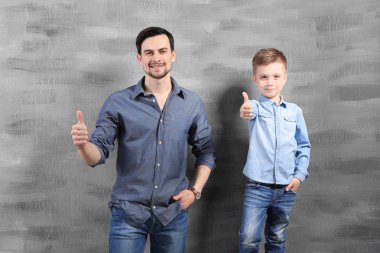 Yakışıklı adam ve oğlu 