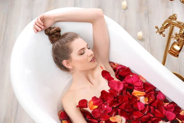 목욕하는 여자 — 스톡 사진