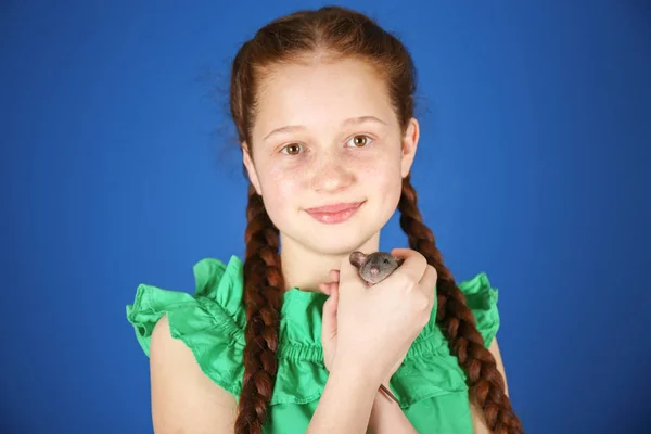 Niedliches Mädchen mit lustiger Ratte auf farbigem Hintergrund — Stockfoto