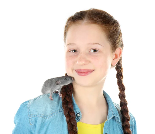 Roztomilá dívka s legrační krysa na bílém pozadí — Stock fotografie