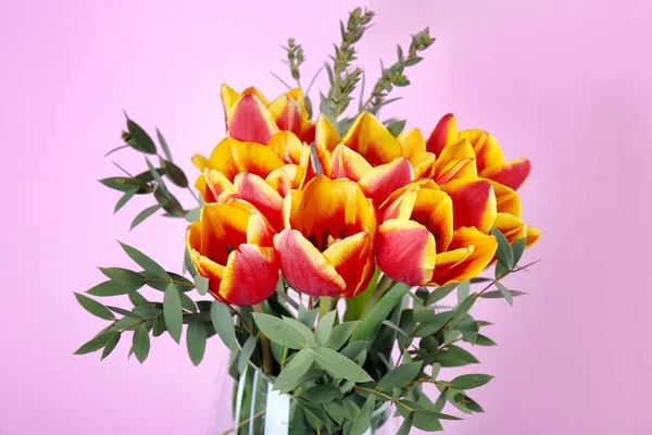 Schöner Strauß Frühlingsblumen auf rosa Hintergrund — Stockfoto