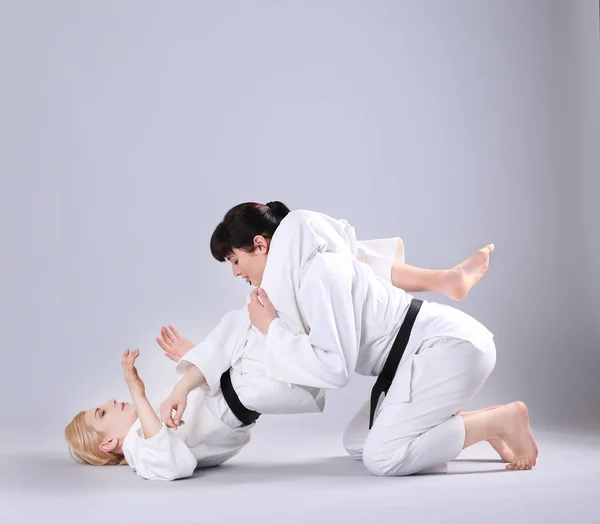 Mulheres praticando artes marciais — Fotografia de Stock