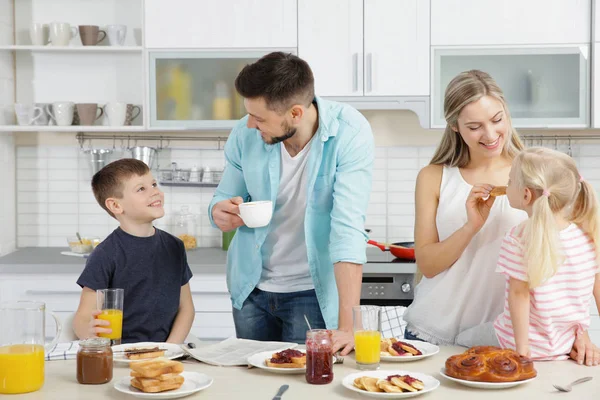 愉快的家庭在厨房吃早餐 — 图库照片