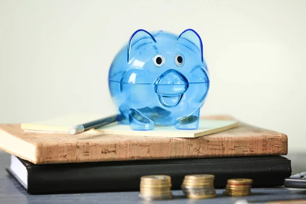 Transparente blaue Sparschweine — Stockfoto