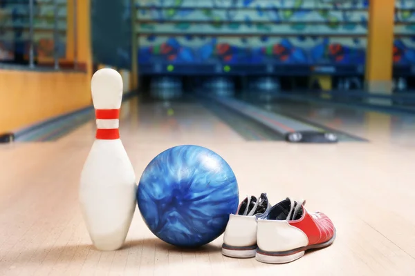 Ball, Bolzen und Schuhe auf dem Boden — Stockfoto