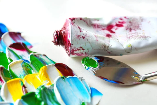 Pinturas coloridas, cuchillo de paleta y tubo usado, primer plano — Foto de Stock