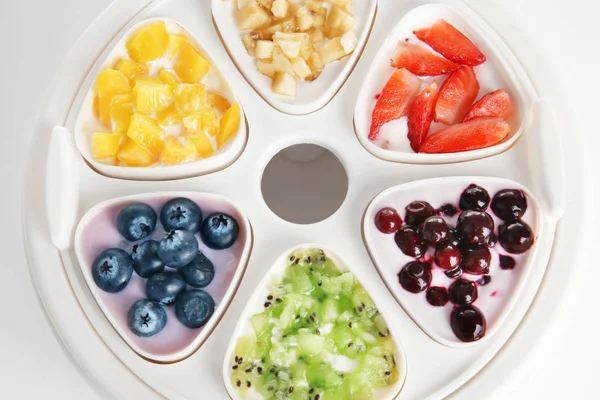 Produttore automatico di yogurt con frutta — Foto Stock