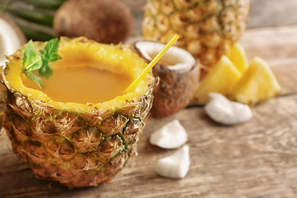 Коктейль в ананасі та кокосі — стокове фото