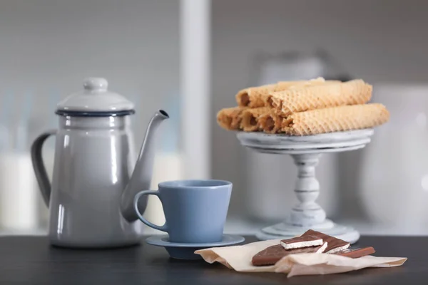 Panela de chá com doces na mesa — Fotografia de Stock