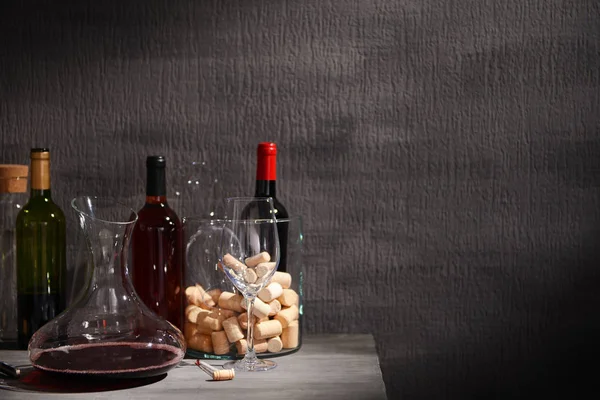 Sürahi ve bardak kırmızı şarap ile — Stok fotoğraf