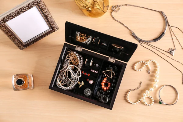 Accesorios de joyería en caja — Foto de Stock