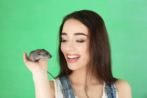 Молодая женщина с крысой — стоковое фото