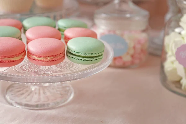 Glas stand met macarons — Stockfoto