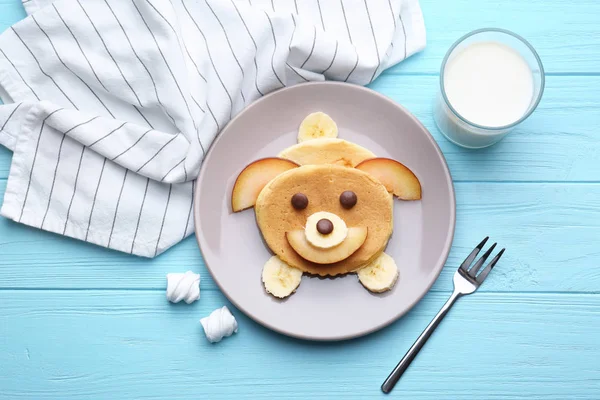 Piring dengan pancake buatan sendiri yang kreatif — Stok Foto