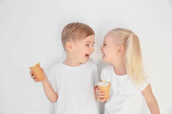 Kinderen die ijs eten — Stockfoto