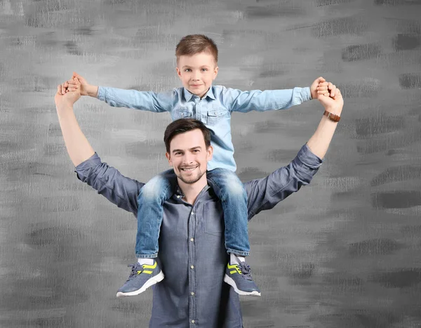 Hombre e hijo guapos — Foto de Stock