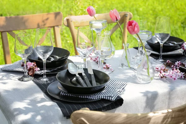 Тарелки со столовыми приборами на столе — стоковое фото