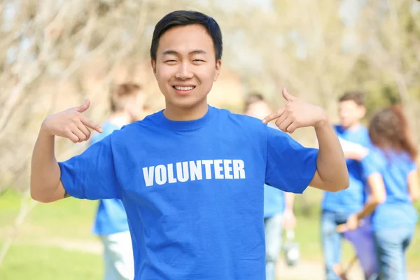 Joven voluntario asiático —  Fotos de Stock