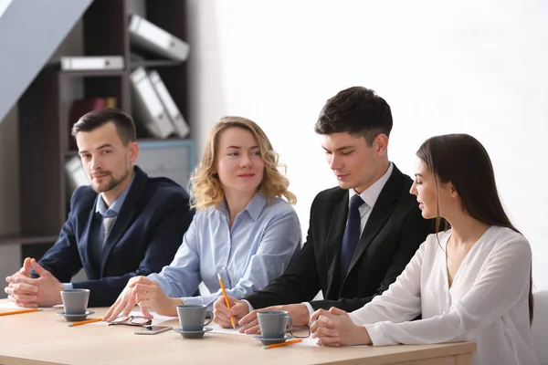 Conceito de entrevista de emprego. Comissão de recursos humanos em escritório moderno — Fotografia de Stock